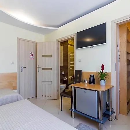 Alojamento de Acomodação e Pequeno-almoço Aida Goscinne - & Free Parking 3*
