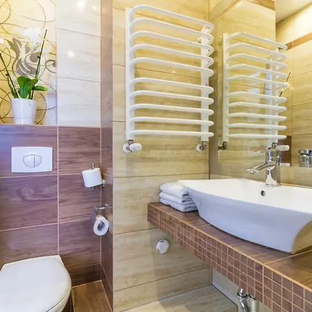 Aida Goscinne - & Free Parking 3*