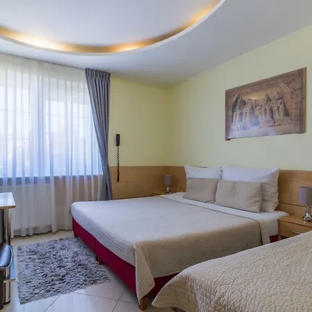 Aida Goscinne - & Free Parking 3*