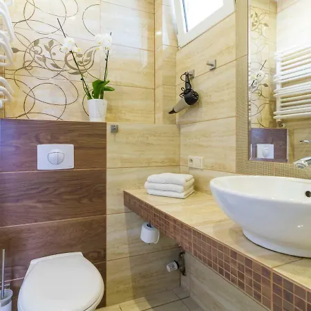 Aida Goscinne - & Free Parking