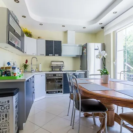 Aida Goscinne - & Free Parking 3*